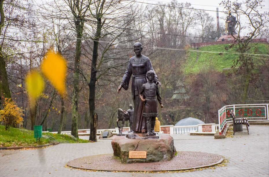 Коростень: пам'ятник князівні Малуші із сином